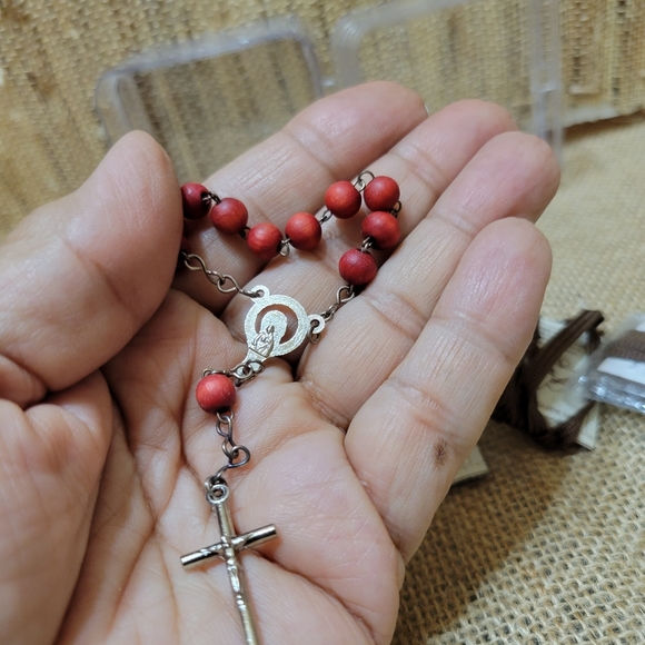 Lot of 6 Vtg Religious Scapulars and Rosaries (4 in sealed packaging) - Picture 2 of 5